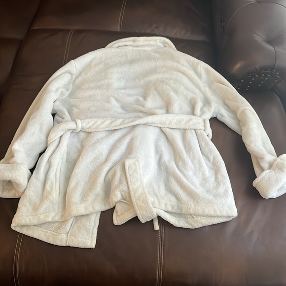Woman’s Robe - Picture 3 of 3